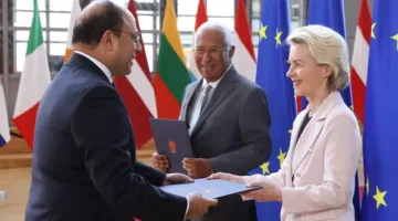سفير مصر في الاتحاد الأوروبي يسلّم أوراق اعتماده