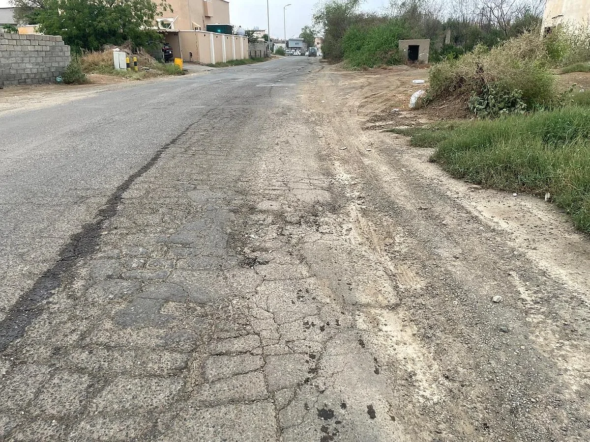 سكان “العقلة” و”الجوة” في العارضة يطالبون بصيانة فورية لطريق متدهور يسبب حوادث وأضرار للمركبات.