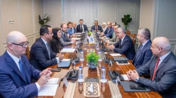 سلطات قناة السويس تبحث سبل التعاون مع ميرسك في مجالات الخدمات اللوجستية وتزويد السفن