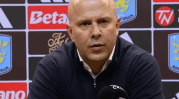 سلوت يتحدث عن الشائعات المتعلقة بالتعاقد مع لاعب باير ليفركوزن