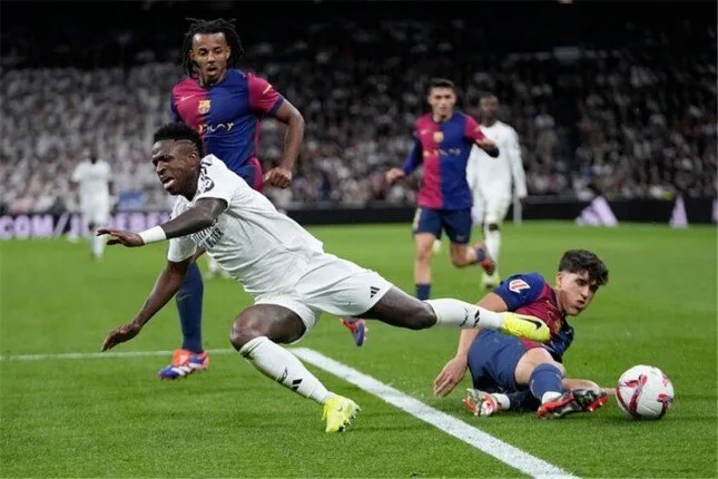 سنة أولى كلاسيكو.. تعرف علي حكم مباراة ريال مدريد وبرشلونة بالدوري الإسباني