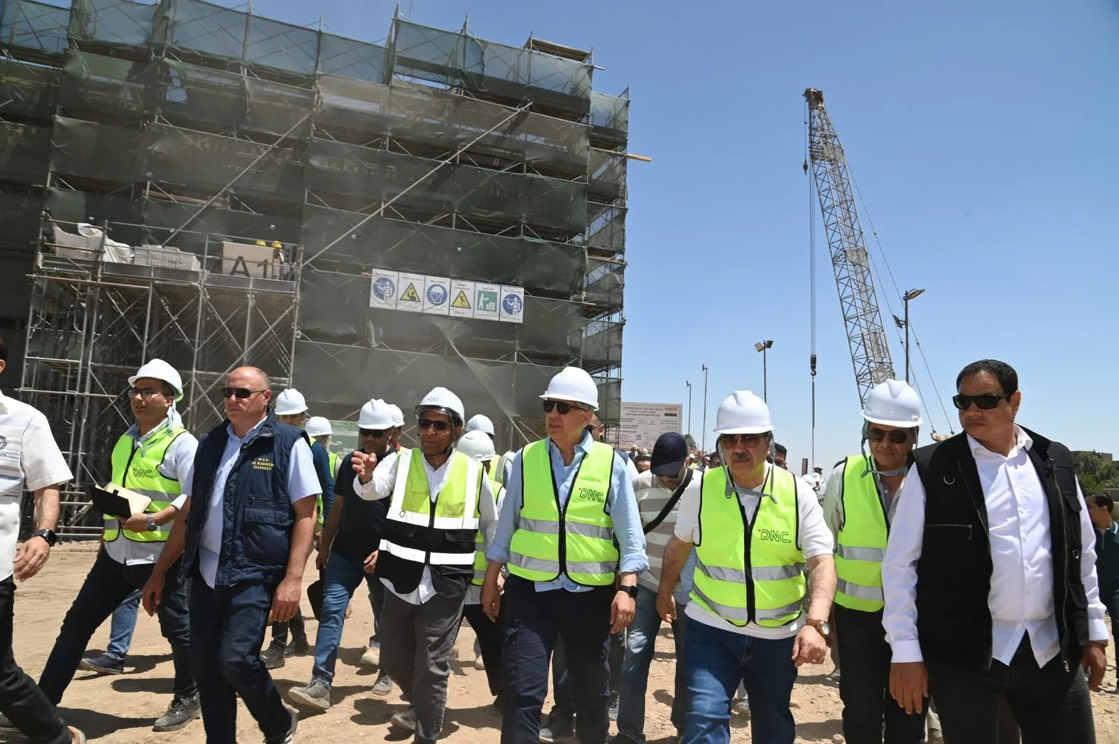 “سويلم” يُعلن عن بدء تشغيل الجسر الجديد على بحر يوسف لخدمة 850 ألف فدان في محافظات الصعيد. “سويلم” يُعلن عن بدء تشغيل الجسر الجديد على بحر يوسف لخدمة 850 ألف فدان في محافظات الصعيد.