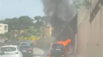 سيارة تشتعل على طريق صوفر (فيديو)