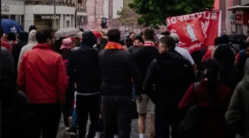سيارة غير معروفة تصدم مشجعي ليفربول خلال احتفالهم بلقب الدوري «فيديو»