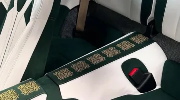 سيارة فاخرة مزينة بآيات من القرآن تُحدث ضجة على وسائل التواصل الاجتماعي