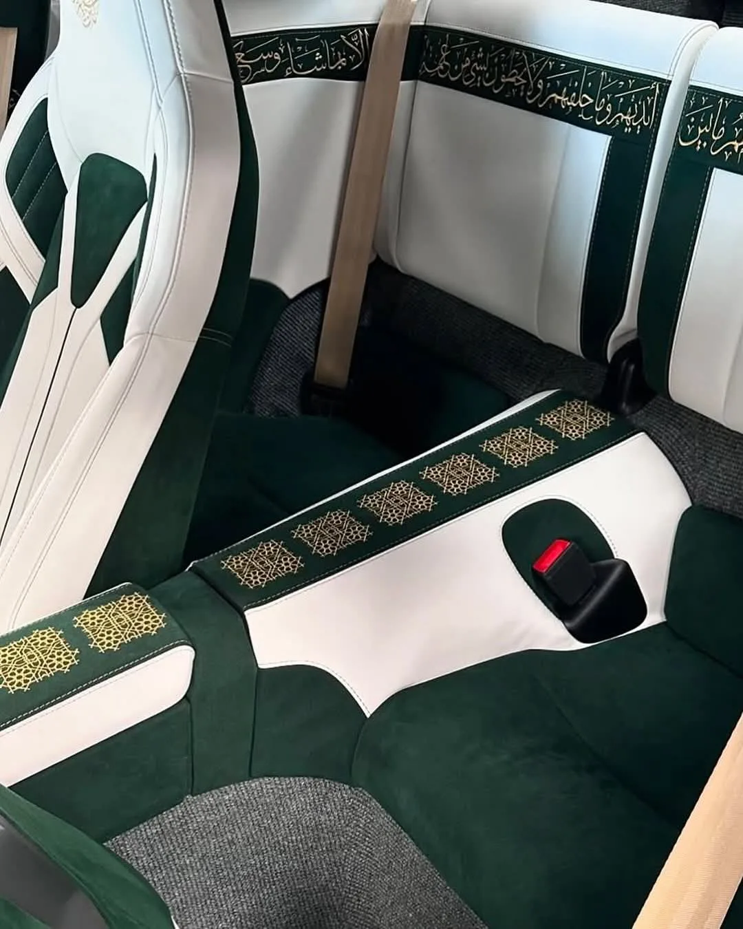 سيارة فاخرة مزينة بآيات من القرآن تُحدث ضجة على وسائل التواصل الاجتماعي سيارة فاخرة مزينة بآيات من القرآن تُحدث ضجة على وسائل التواصل الاجتماعي