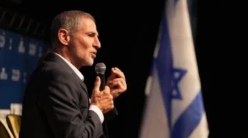 سياسي إسرائيلي يطالب الأحزاب الليبرالية بتوحيد جهودها لإنشاء جبهة معارضة قوية ضد نتنياهو