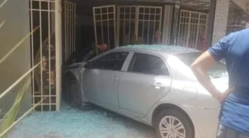 سيدة تقود سيارتها بشكل متهور وتدخل متجراً في المهندسين