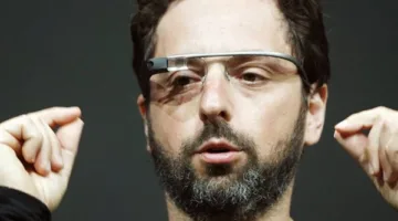 سيرجي برين يقر بمشكلات Google Glass ويقود جوجل نحو تطوير نظارات تعتمد على الذكاء الاصطناعي.