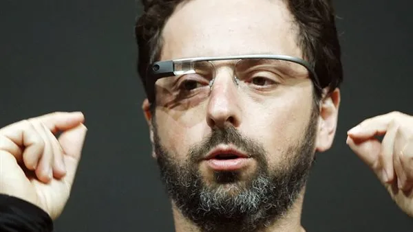 سيرجي برين يقر بمشكلات Google Glass ويقود جوجل نحو تطوير نظارات تعتمد على الذكاء الاصطناعي. سيرجي برين يقر بمشكلات Google Glass ويقود جوجل نحو تطوير نظارات تعتمد على الذكاء الاصطناعي.