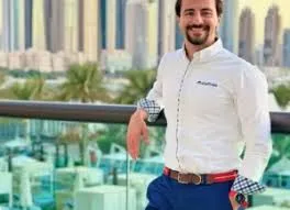 شاب سوري يحقق حلمه في السباحة من خلال إنشاء تطبيق عالمي يحقق ملايين الدولارات.