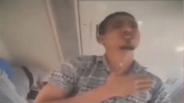 شاب من بني سويف يستغيث لإنقاذ طفله على متن القطار: “أحتاج دكتور مجدي يعقوب” (فيديو) شاب من بني سويف يستغيث لإنقاذ طفله على متن القطار: “أحتاج دكتور مجدي يعقوب” (فيديو)