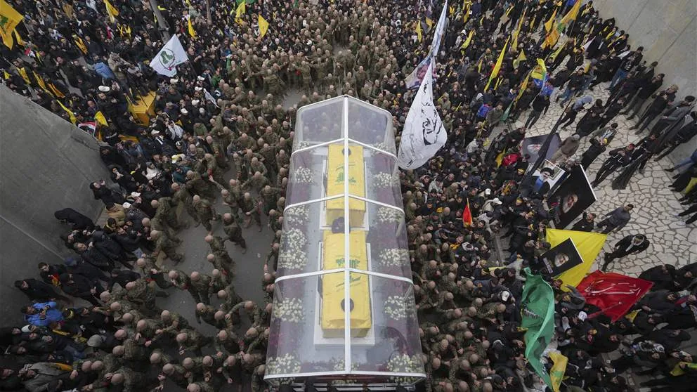شارك ‘ملثمًا’ في جنازة نصر الله… وإسرائيل اغتالته! (صورة) شارك ‘ملثمًا’ في جنازة نصر الله… وإسرائيل اغتالته! (صورة)