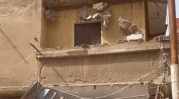 شاهد: انهيار شرفة مبنى قديم على سيارة أجرة في منطقة السناهرة بكفر الدوار
