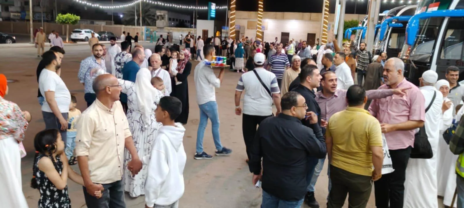 شاهد: بدء أول دفعة من حجاج بيت الله الحرام من الجمعيات الخيرية شاهد: بدء أول دفعة من حجاج بيت الله الحرام من الجمعيات الخيرية