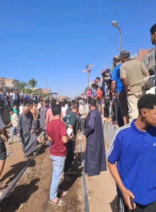 شاهد عيان يروي تفاصيل مصرع سيدة أسفل عجلات قطار الشرقية