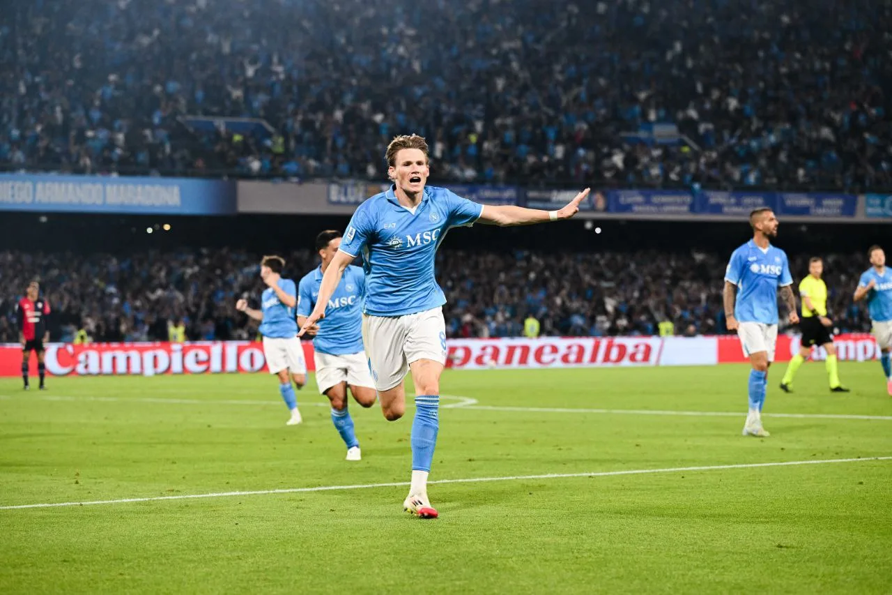 شاهد.. نابولي يُتوّج بلقب الدوري الإيطالي للمرة الرابعة في تاريخه شاهد.. نابولي يُتوّج بلقب الدوري الإيطالي للمرة الرابعة في تاريخه