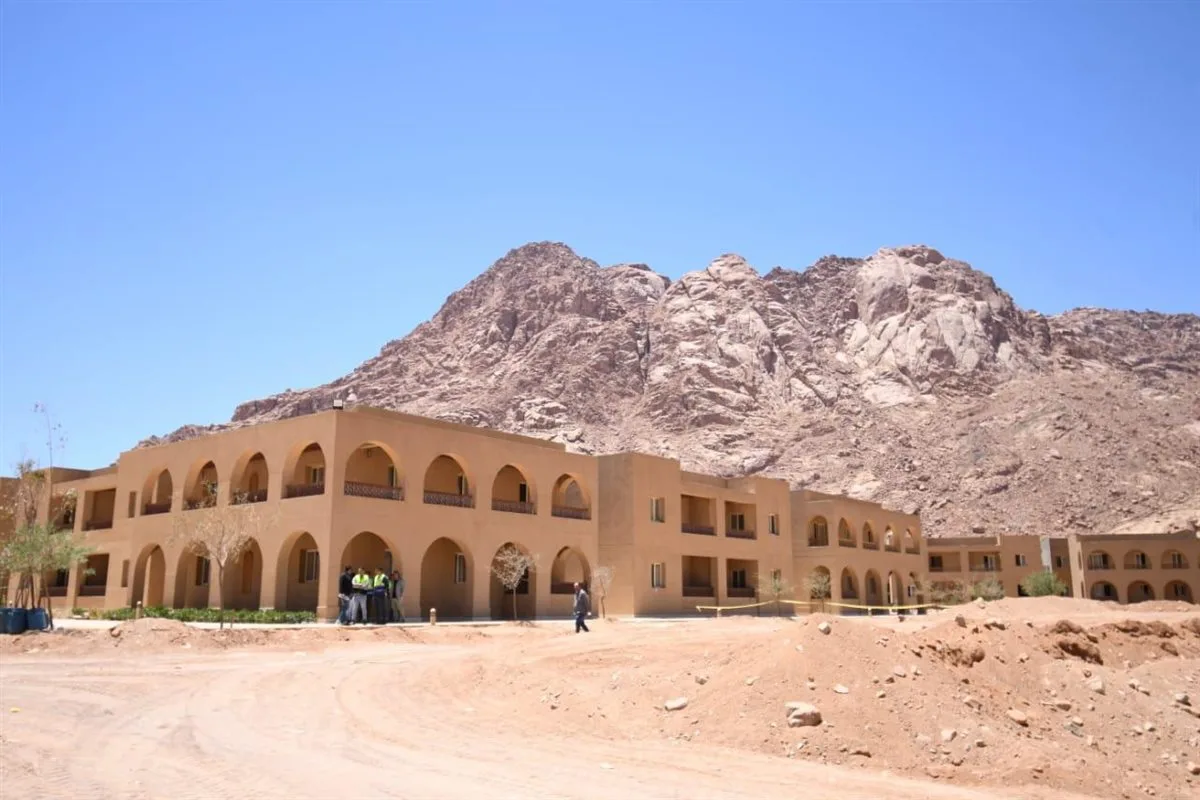 شاهد.. وزير الإسكان يتفقد منطقة الزيتونة ضمن تطوير موقع “التجلي الأعظم” بسيناء