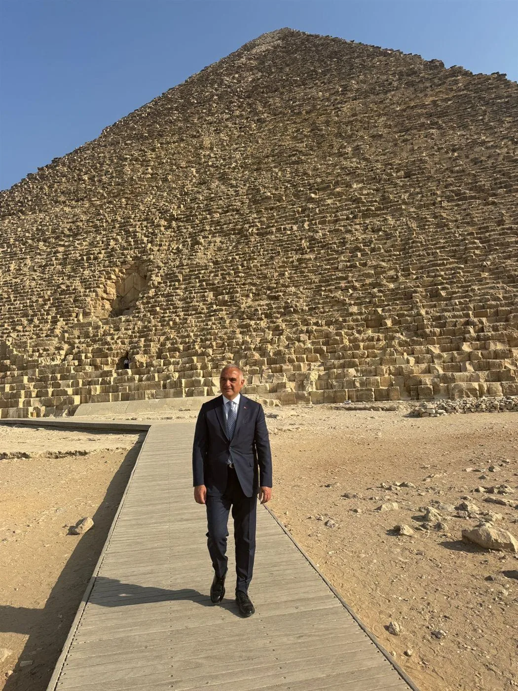شاهد وزير السياحة التركي يزور أهرامات الجيزة ويشيد بعظمة الحضارة المصرية