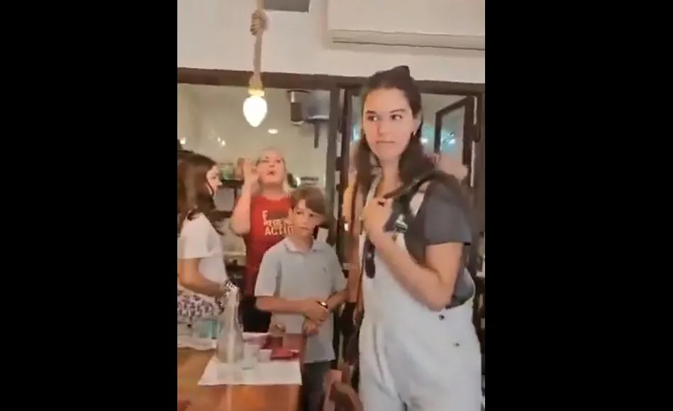 شاهد..“غير مرحب بكم هنا ”..مطعم إيطالي يطرد عائلة إسرائيلية بسبب الإبادة