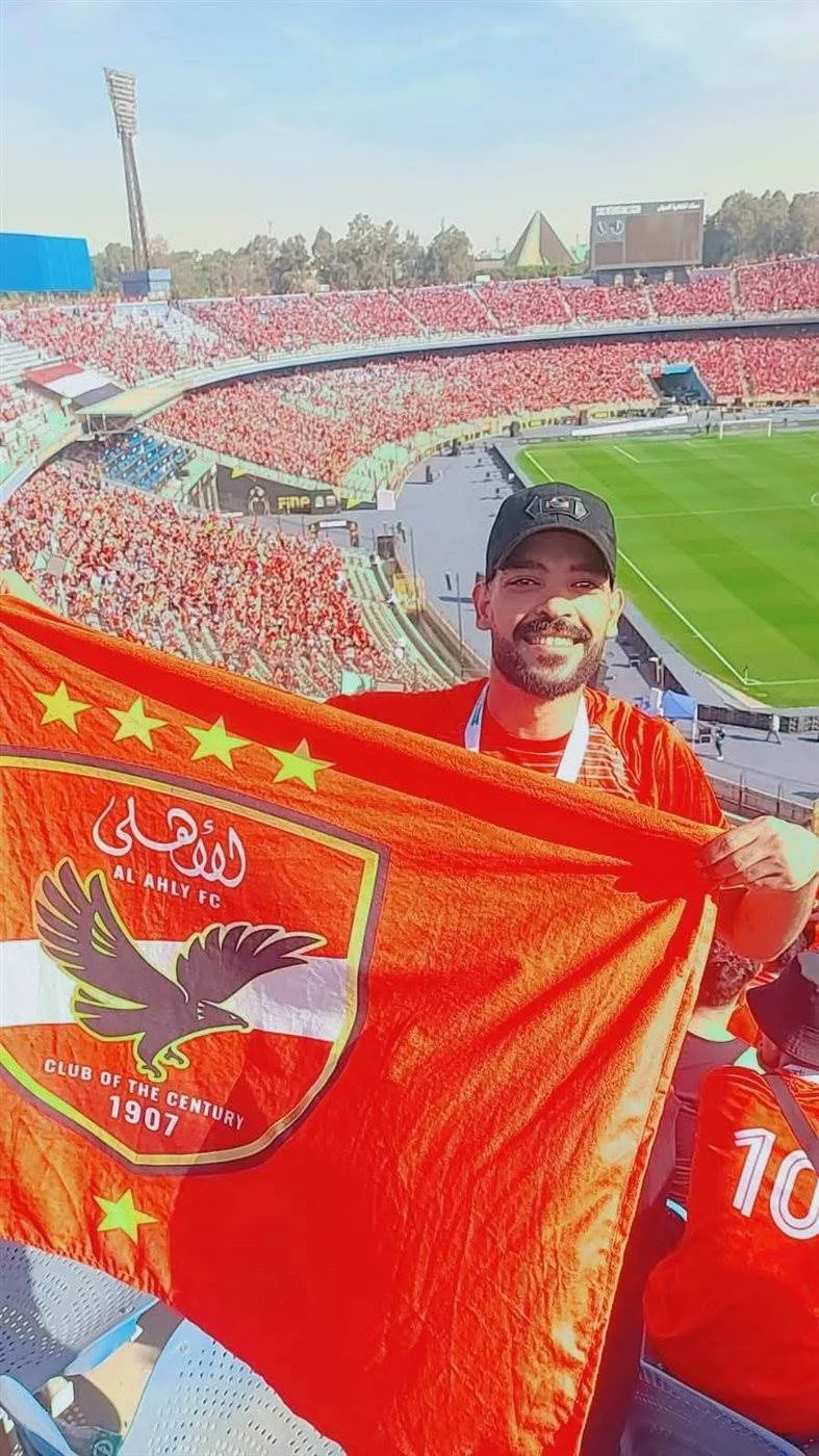 شباب يلعبون كرة القدم في المنيا: وفاة مأساوية خلال المباراة تثير صدمة بين الأصدقاء (صور) شباب يلعبون كرة القدم في المنيا: وفاة مأساوية خلال المباراة تثير صدمة بين الأصدقاء (صور)