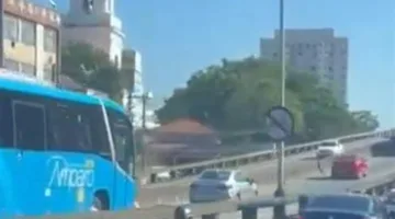 شخص في كرسي متحرك يسبب الفوضى في الشارع (فيديو)