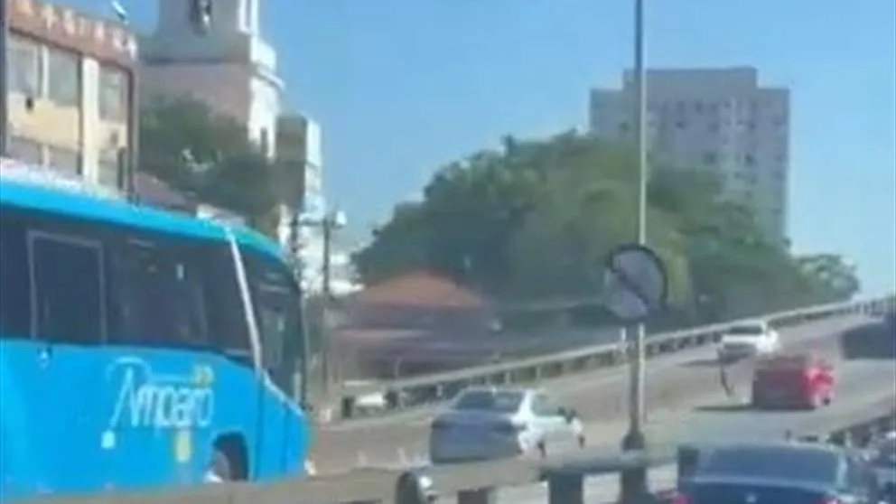 شخص في كرسي متحرك يسبب الفوضى في الشارع (فيديو) شخص في كرسي متحرك يسبب الفوضى في الشارع (فيديو)
