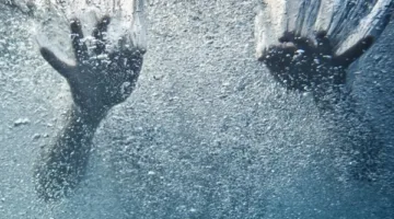 شخص يغمر في مياه نهر النيل شمال أسوان