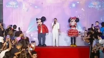 شخصيات ميكي وميني ترقص وتحتفل مع الحضور في عرض “ديزني أون آيس” في استاد القاهرة.