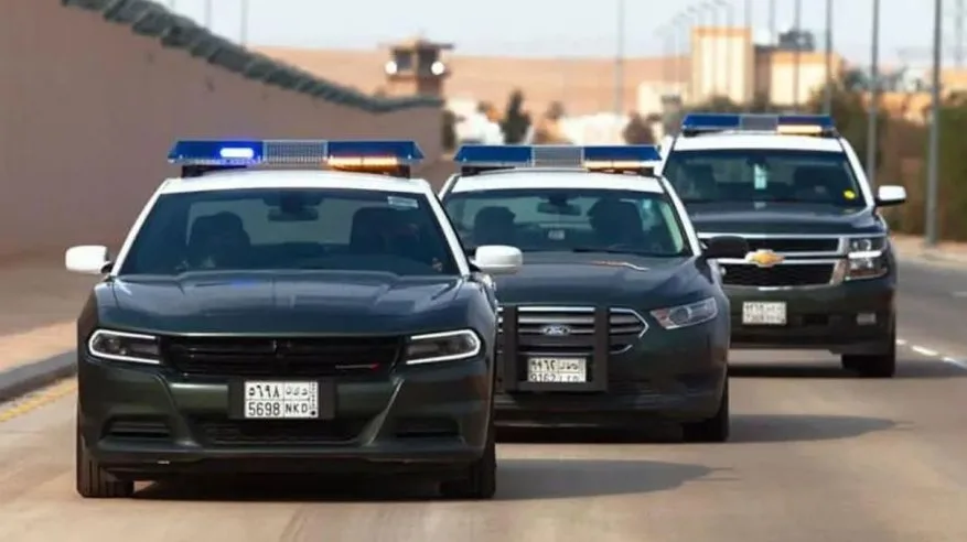 شرطة الرياض ت apprehend ثلاثة وافدين بسبب انتهاكهم القوانين المتعلقة بالآداب العامة في مركز تدليك. شرطة الرياض ت apprehend ثلاثة وافدين بسبب انتهاكهم القوانين المتعلقة بالآداب العامة في مركز تدليك.
