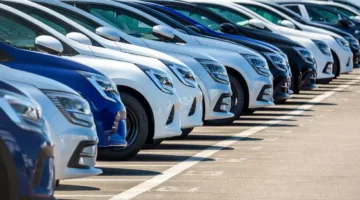 شركات السيارات تعتمد على “الناقل اليدوي” لتعزيز المبيعات ومواجهة زيادة الأسعار