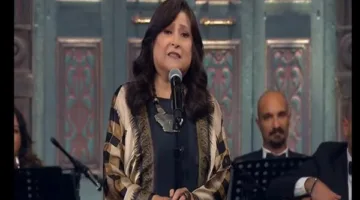 شقيقة إسعاد يونس تؤدي أغنية “الشوارع حواديت” في برنامج “صاحبة السعادة”