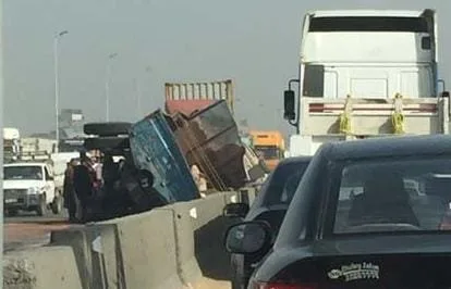 شلل مروري على «زراعي القاهرة – الإسكندرية» بقها.. انقلاب نقل يعيق الحركة
