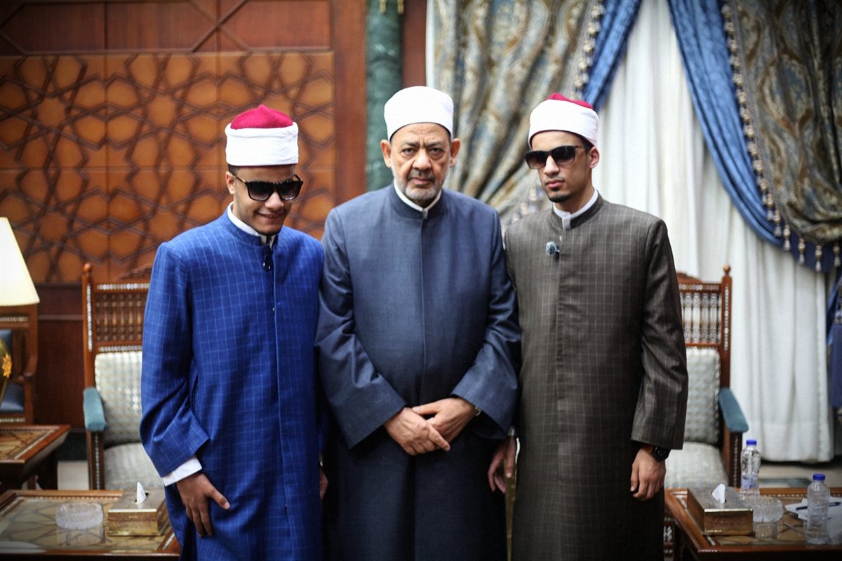 شيخ الأزهر يستقبل الطالب محمد أحمد حسن رفقة والدته (صور)