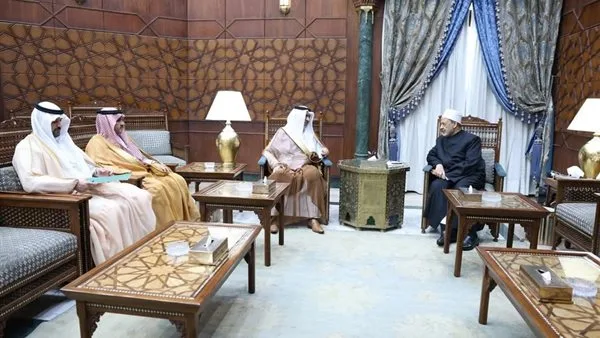 شيخ الأزهر يستقبل سفير السعودية في مصر ويناقشان تعزيز سبل التعاون. شيخ الأزهر يستقبل سفير السعودية في مصر ويناقشان تعزيز سبل التعاون.