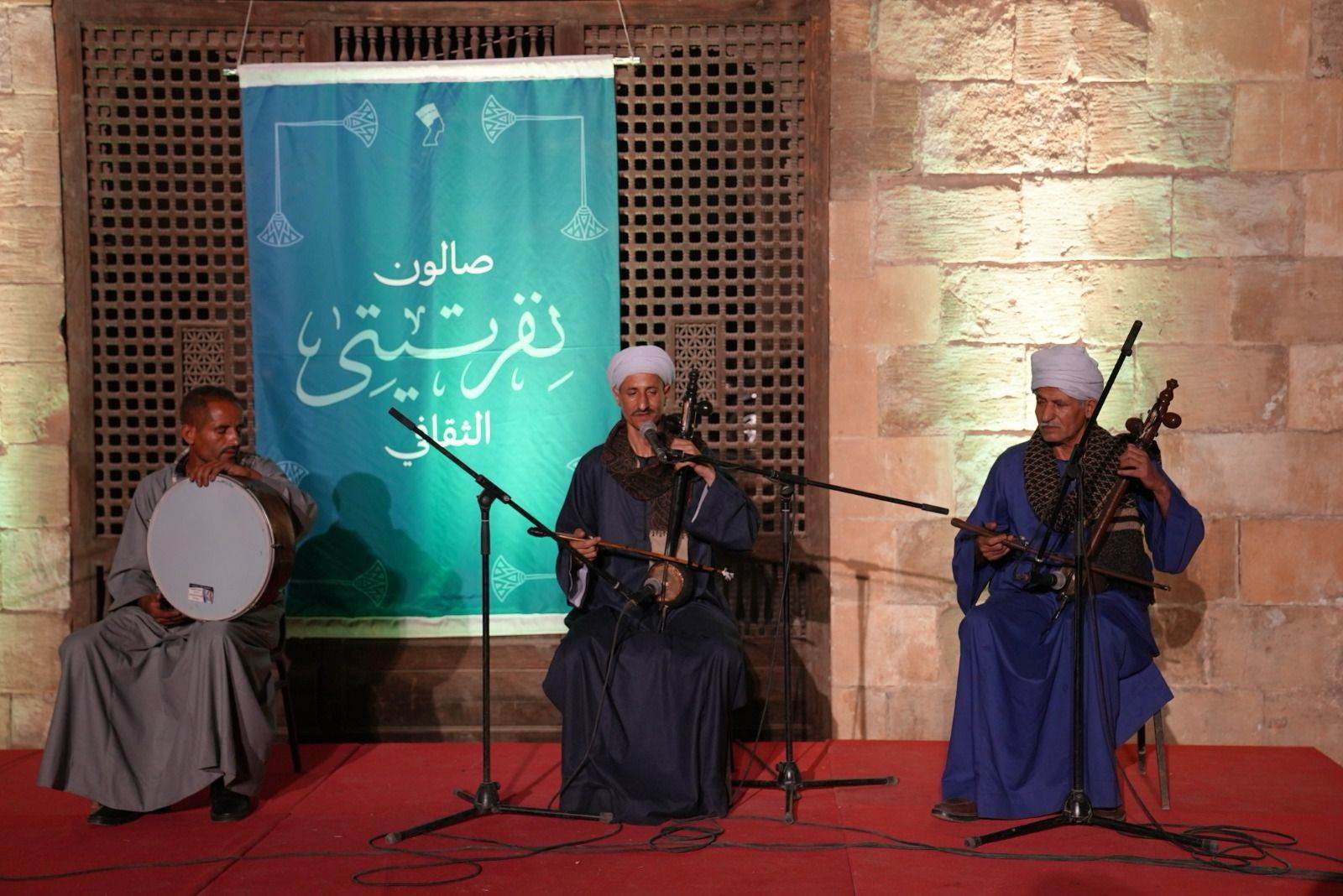 “صالون نفرتيتي” يحتفل بمرور عامين ويُكرم فاروق حسني كشخصية العام.