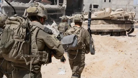 صحيفة عبرية تكشف تفاصيل عملية “عربات جدعون” الإسرائيلية في غزة: ثلاث مراحل “معقدة” تنتهي بالاستيلاء على القطاع وتقسيمه. صحيفة عبرية تكشف تفاصيل عملية “عربات جدعون” الإسرائيلية في غزة: ثلاث مراحل “معقدة” تنتهي بالاستيلاء على القطاع وتقسيمه.