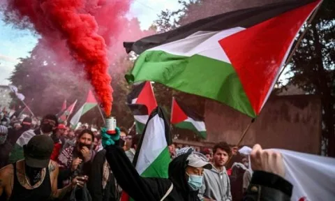 صدامات بين قوات الأمن ومتظاهرين مؤيدين لفلسطين في بازل أثناء “يوروفيجن” صدامات بين قوات الأمن ومتظاهرين مؤيدين لفلسطين في بازل أثناء “يوروفيجن”