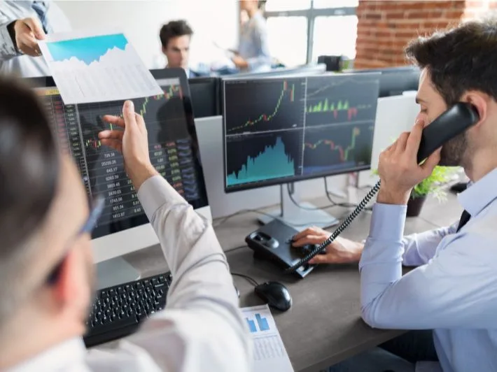 صفقات غير معلنة تعيد تشكيل ملامح استثمار البورصة.. والمستثمرون يتطلعون إلى فروق التقديرات صفقات غير معلنة تعيد تشكيل ملامح استثمار البورصة.. والمستثمرون يتطلعون إلى فروق التقديرات
