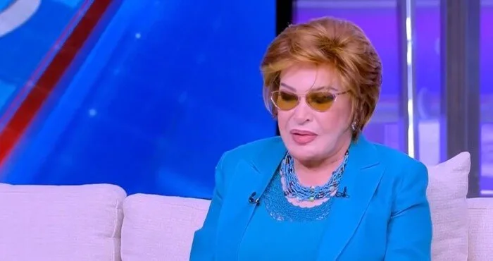 «صفية العمري» توضح موقفها من اعتزال الفن وترد على شائعات الواتساب (فيديو) «صفية العمري» توضح موقفها من اعتزال الفن وترد على شائعات الواتساب (فيديو)