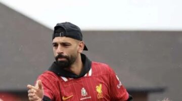 صلاح في الواجهة والجماهير تردد اسمه… حافلة ليفربول تتجول في المدينة احتفالًا بدرع الدوري (فيديو)