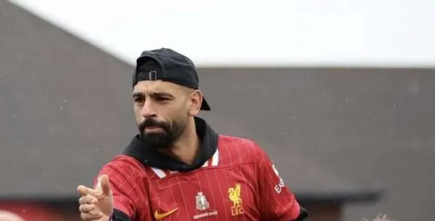 صلاح في الواجهة والجماهير تردد اسمه… حافلة ليفربول تتجول في المدينة احتفالًا بدرع الدوري (فيديو) صلاح في الواجهة والجماهير تردد اسمه… حافلة ليفربول تتجول في المدينة احتفالًا بدرع الدوري (فيديو)