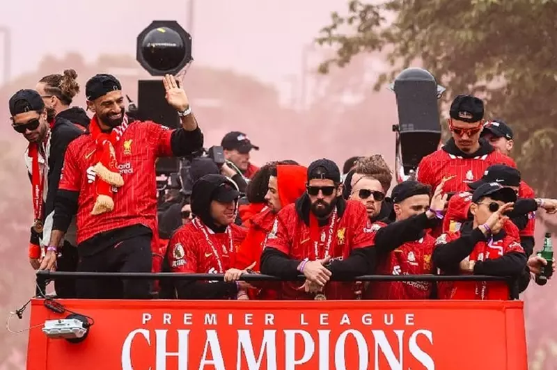 صلاح وعلم فلسطين يتألقان في الاحتفالات.. لقب الدوري الإنجليزي يضفي اللون الأحمر على سماء ليفربول (صور وفيديو) صلاح وعلم فلسطين يتألقان في الاحتفالات.. لقب الدوري الإنجليزي يضفي اللون الأحمر على سماء ليفربول (صور وفيديو)