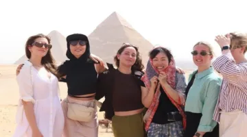 صور: “السياحة” تنظم جولة لعارضي “ديزني” في الأهرامات والمتحف المصري الكبير