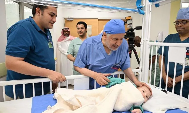 صور.. بدء عملية فصل توأم طفيلي مصري بالرياض