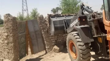 صور توضح تنفيذ حملة لإزالة التعديات والمباني المخالفة شمال الأقصر