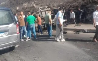 صور: حادث السيارة النصف نقل تصطدم برصيف على الأوتوستراد في مدينة 15 مايو