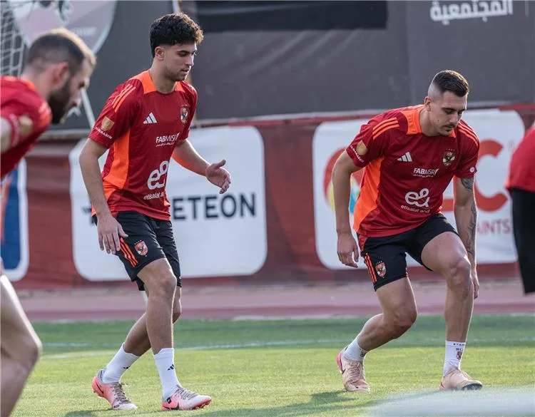 صور | خوسيه ريفيرو يبدأ تدريباته الأولى مع الأهلي ويظهر اللاعب الجديد.