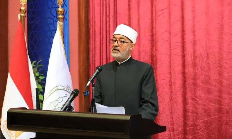 صور.. مفتي الجمهورية: الأزهر الشريف هو الرائد في تشكيل المجددين والمصلحين. صور.. مفتي الجمهورية: الأزهر الشريف هو الرائد في تشكيل المجددين والمصلحين.