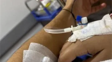 صورة | إمام عاشور يتلقى العلاج في المستشفى بعد تعرضه لوعكة صحية